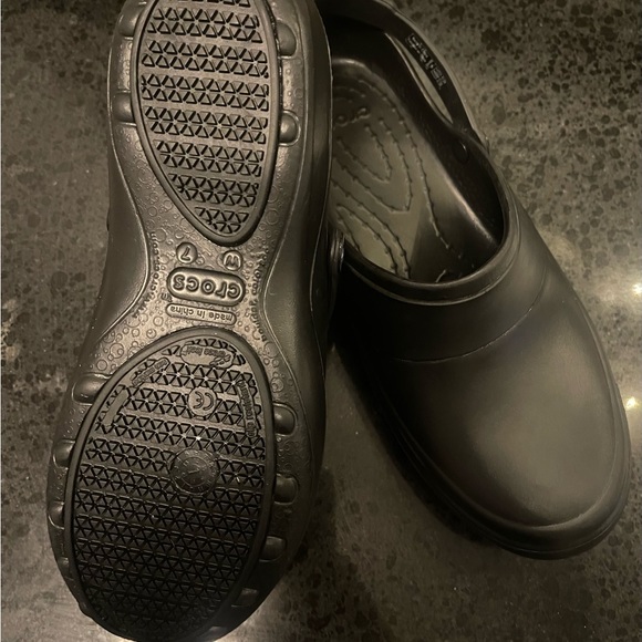 New size 7 women’s Crocs - Picture 2 of 2